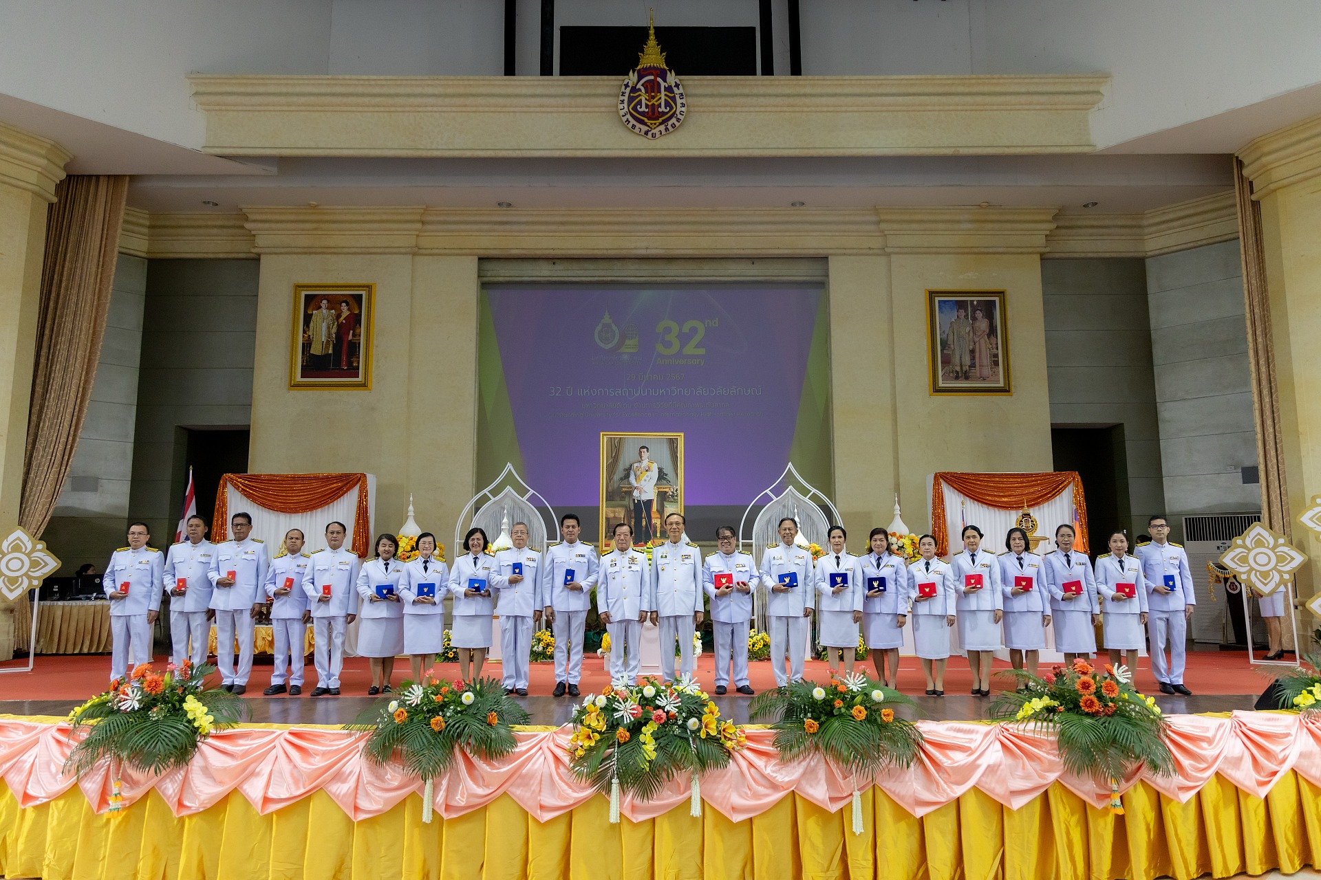 ตัวอย่างภาพหมู่